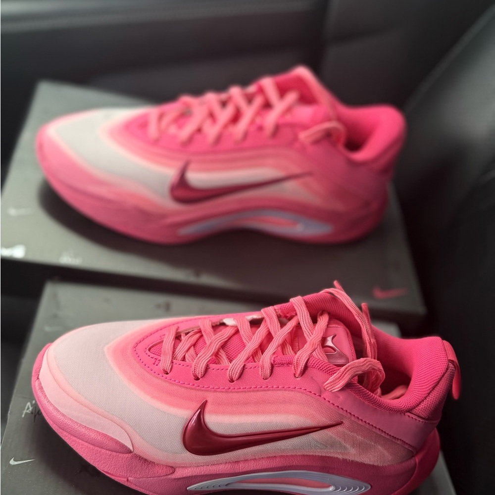 Nike Women's Bright Pink Sneakers